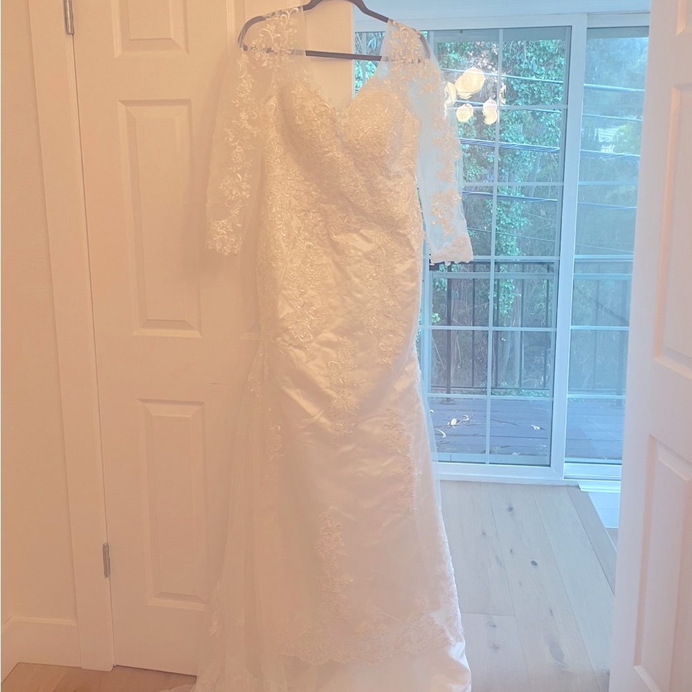 Never been worn wedding dress. Size 12-14